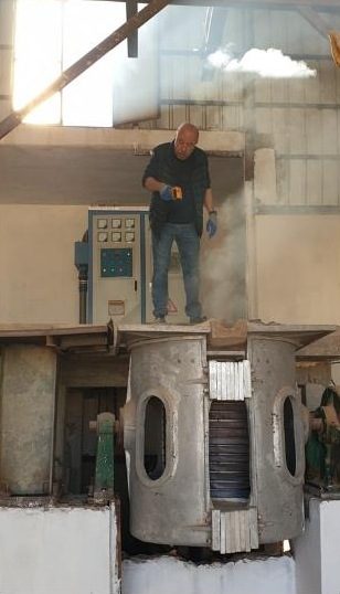 Four à induction et opérateur sur le site d’essais de Laghouat